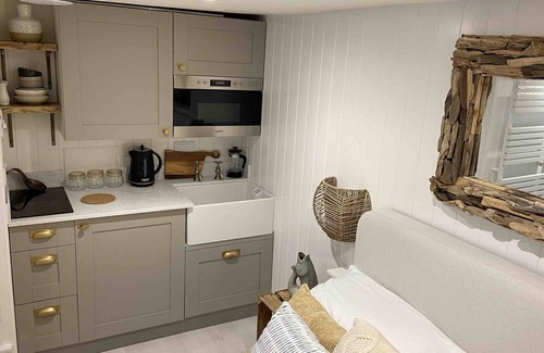 St Ives Cabin | Award Winning Smuggler's Cabin A Basement Studio - sleeps 2 guests in 1 bedroom
