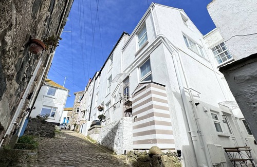 St Ives Cabin | Award Winning Smuggler's Cabin A Basement Studio - sleeps 2 guests in 1 bedroom