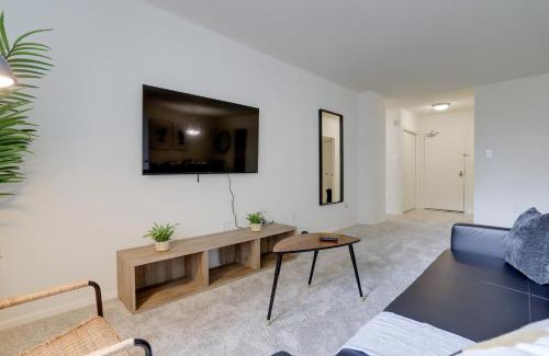 Aurora Highlands Apartment | Awesome 1 BR Apt + Den At Crystal City With Gym