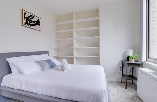 Aurora Highlands Apartment | Awesome 1 BR Apt + Den At Crystal City With Gym