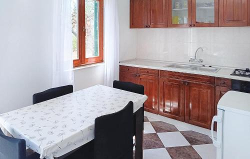 Donje Polje Apartment | Awesome Apartment In Donje Polje