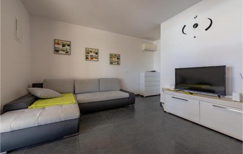 Kustici Apartment | Awesome Apartment In Kustici, Novalja