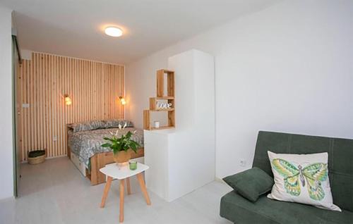 Ripenda Verbanci Apartment | Awesome Apartment In Labin With Wifi