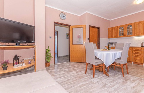 Raslina Apartment | Awesome apartment in Raslina