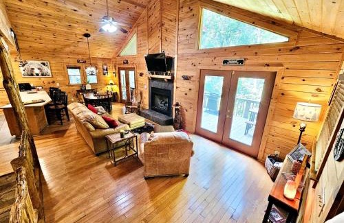 Helen House | Awesome Comfy Cabin with Jacuzzi, Game Room and Screened Porch in Georgia