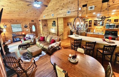 Helen House | Awesome Comfy Cabin with Jacuzzi, Game Room and Screened Porch in Georgia