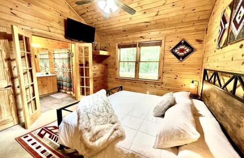 Helen House | Awesome Comfy Cabin with Jacuzzi, Game Room and Screened Porch in Georgia