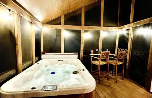 Helen House | Awesome Comfy Cabin with Jacuzzi, Game Room and Screened Porch in Georgia