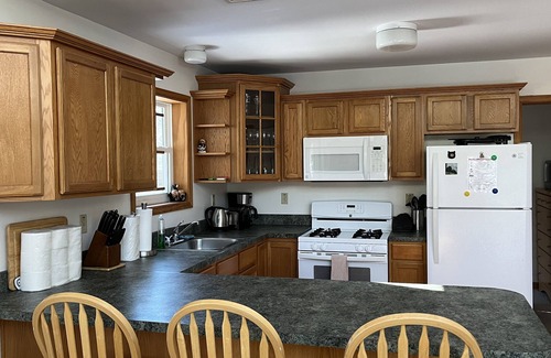 Pocono Lake Ski Chalet | Awesome Fully Equipped Arrowhead Lake Chalet - Fast WiFi - Book Now!