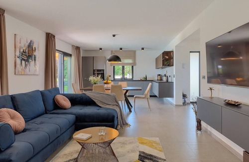 Tinjan House | Awesome home in Jakovici