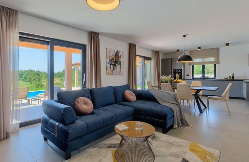 Tinjan House | Awesome home in Jakovici