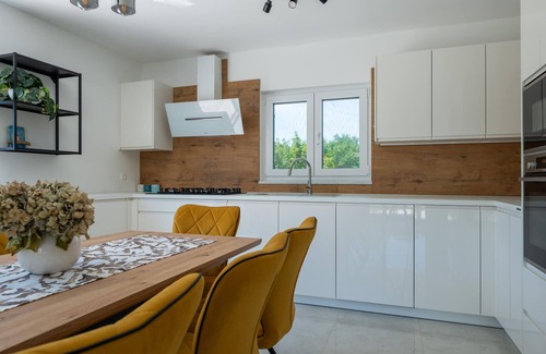 Mali Vareski House | Awesome home in Mali Vareski