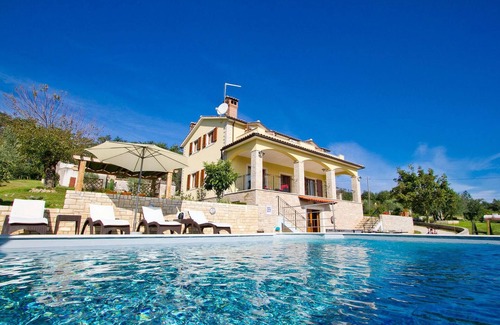 Pican House | Awesome home in Pican