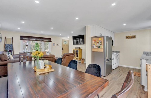 Tobyhanna House | 🐝 Awesome LAKEFRONT House w/Hot Tub - Honeybee Hideaway 🐝