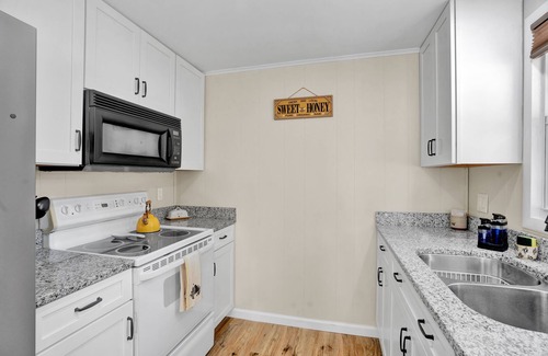 Tobyhanna House | 🐝 Awesome LAKEFRONT House w/Hot Tub - Honeybee Hideaway 🐝