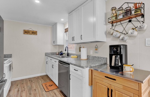 Tobyhanna House | 🐝 Awesome LAKEFRONT House w/Hot Tub - Honeybee Hideaway 🐝