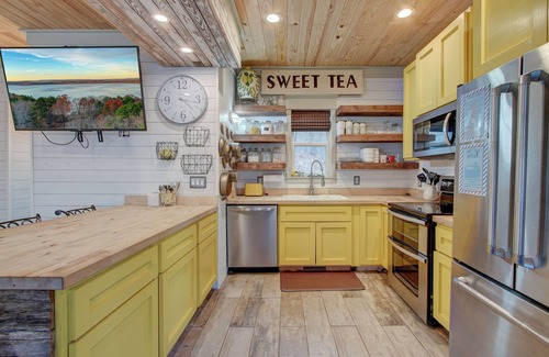 Pleasant Grove Cottage | Awesome Lighthouse Lake House on Greers Ferry Lake with private beach