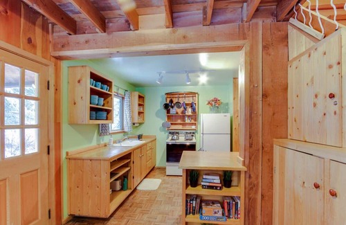 McCall Cabin | AWESOME! NEW LISTING! Charming Cabin w Hot Tub - Euro Feel, Nr Lake