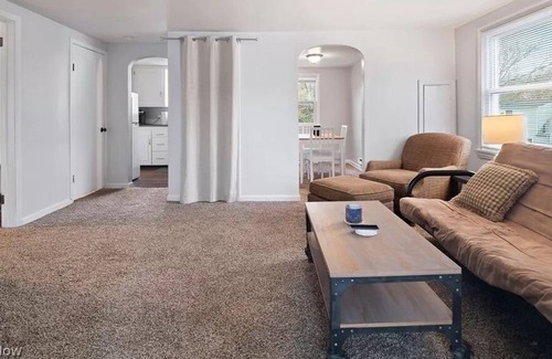Lorain Bed & Breakfast | Awesome Stay - 1 min away lake Erie / Boat rental , Cedar point (Upstair)