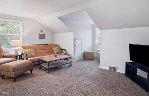 Lorain Bed & Breakfast | Awesome Stay - 1 min away lake Erie / Boat rental , Cedar point (Upstair)