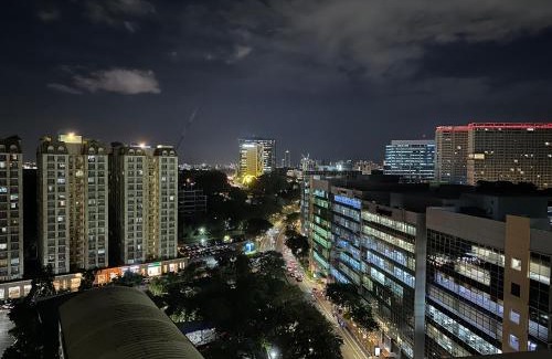 Pinagsama Apartment | Awesome Sunset View in Venice Mall Suite with PS5 30th edition, Walk to Everything, 5 mins away to BGC, DisneyPlus, Prime Video, HBO Max