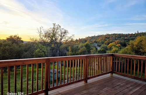Yosemite Lakes House | Awesome Three-bedroom Retreat on 1.25 acres in Coarsegold with Trails and Views