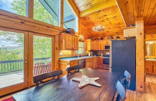Maggie Valley Cabin | 🏔 Awesome View Cabin – Stunning Views - Hot Tub - Pet Friendly - Game Loft.