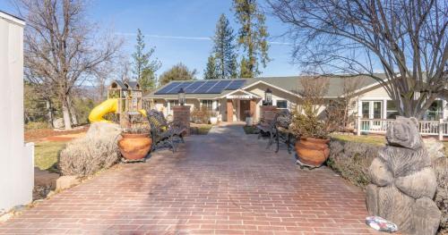 Oakhurst House | Awesome Views Game Room Hot Tub and More