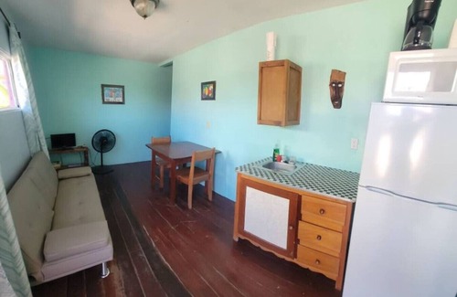 Caye Caulker Hotel | Axios Caye Caulker Family Bungalow Kitchen & AC