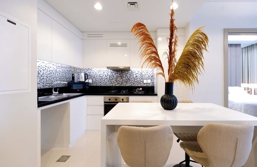 Sheikh Zayed Road Apartment | Aykon Stay by KeyRock - Chic & Comfort