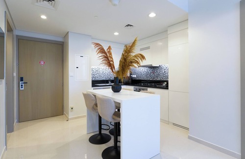 Sheikh Zayed Road Apartment | Aykon Stay by KeyRock - Chic & Comfort
