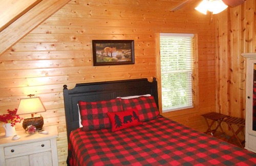 Blairsville House | Azalea Cabin With Fireplace & Huge Back Porch