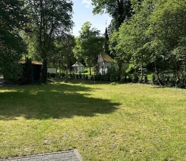 Assinghausen House | Azalea