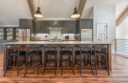 Lake Norman of Catawba Cabin | Azalea Retreat by AvantStay | Sleeps 34 & Pool