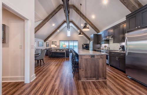 Lake Norman of Catawba Cabin | Azalea Retreat by AvantStay | Sleeps 34 & Pool