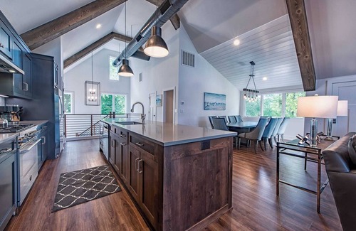 Lake Norman of Catawba Cottage | Azalea Retreat - The Cottage by Avantstay Pool
