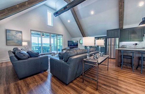 Lake Norman of Catawba Cottage | Azalea Retreat - The Cottage by Avantstay Pool