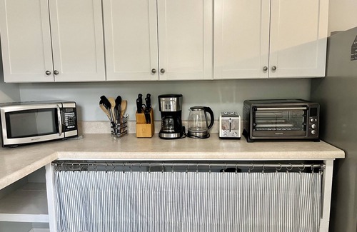 Harbor Acres Cottage | Azure Guesthouse Walkable to Restaurants! Private patio! Beach 8 min drive!