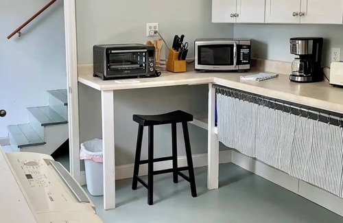 Harbor Acres Cottage | Azure Guesthouse Walkable to Restaurants! Private patio! Beach 8 min drive!