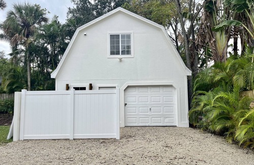 Harbor Acres Cottage | Azure Guesthouse Walkable to Restaurants! Private patio! Beach 8 min drive!
