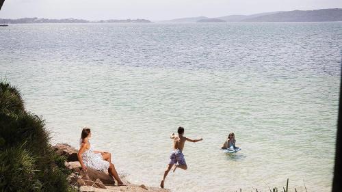 Corlette House | Azure Haven – A Waterfront Luxury Retreat for Families