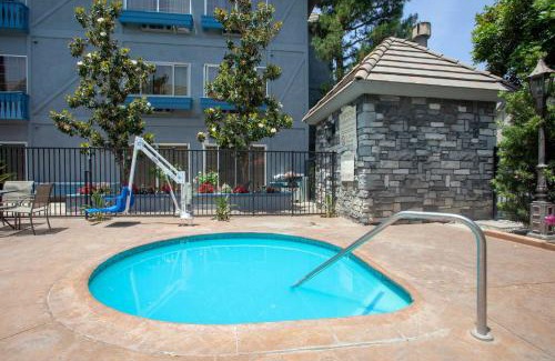 Ontario Hotel | Azure Hotel&Suites Ontario Trademark Collection by Wyndham