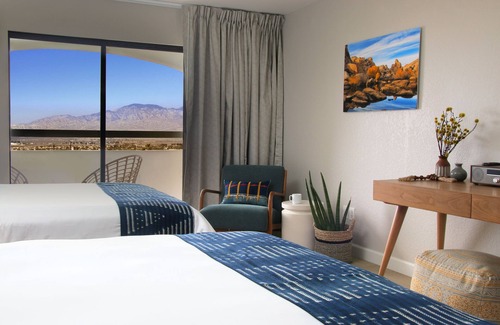 Desert Hot Springs Hotel | Azure Palm Hot Springs