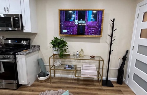 Woodridge Condo | #AzureNights - Posh 1 BR suite with patio oasis