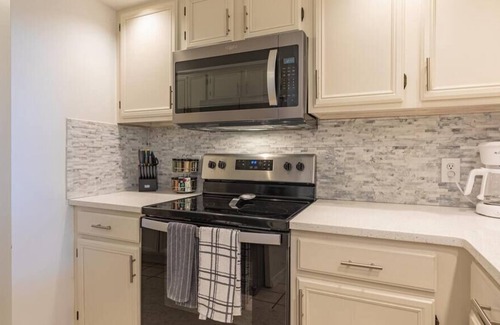 Table Rock Villa | B 32-3 3rd Night Free! Freshly painted and upgraded.