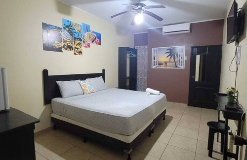 Coxen Hole Hotel | B Apart Hotel