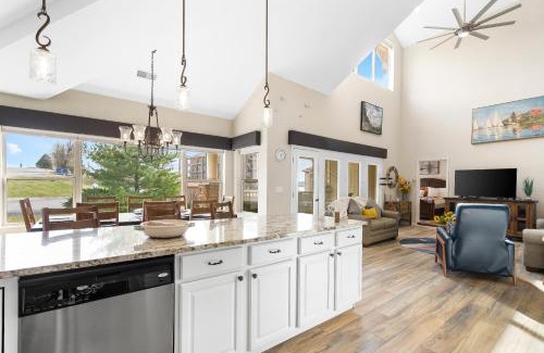 Hollister House | B Chillin Retreat on Table Rock Lake