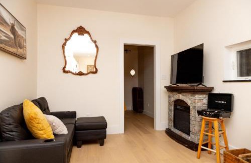 Brockton Village Hotel | B Hotel