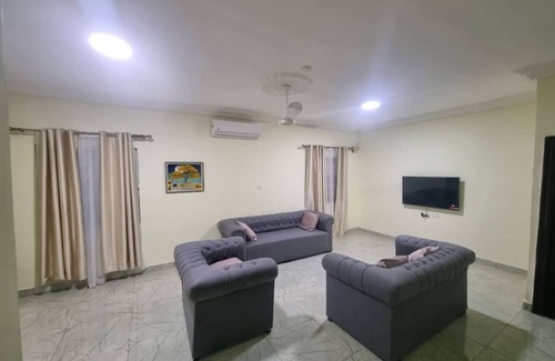 Cape Coast House | B's Classic and Cozy - Apt #1