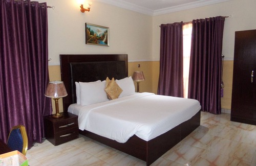 Gwarinpa Estate Hotel | B's Hive Hotel & Suites